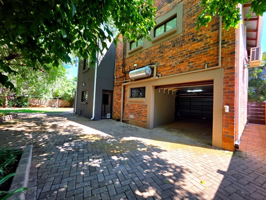 5 Bedroom Property for Sale in Langenhovenpark Free State